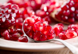 Картинка еда гранат зёрна ложка