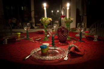 Картинка интерьер декор +отделка +сервировка свечи бокалы графин стол