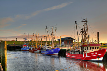 Картинка корабли баркасы+ +буксиры суда рыболовецкие причал канал