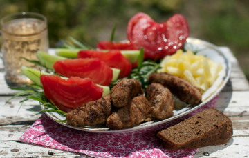 Картинка еда мясные+блюда домашние колбаски помидор