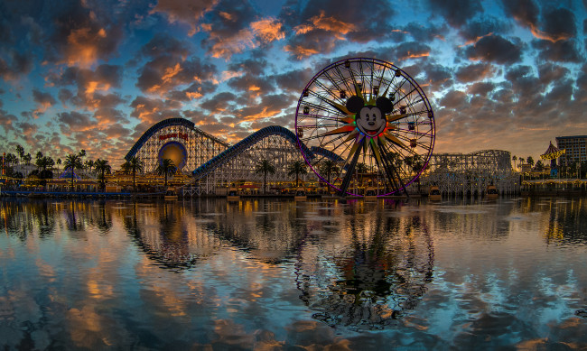 Обои картинки фото города, диснейленд, утро, рассвет, парк, водоем, аттракционы