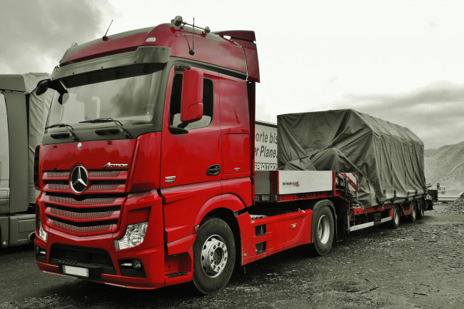 Обои картинки фото mercedes, автомобили, mercedes trucks, mercedes-benz, двигатели, автобусы, грузовики, легковые, подразделение, daimler, ag, германия, колеса, дорога, красный