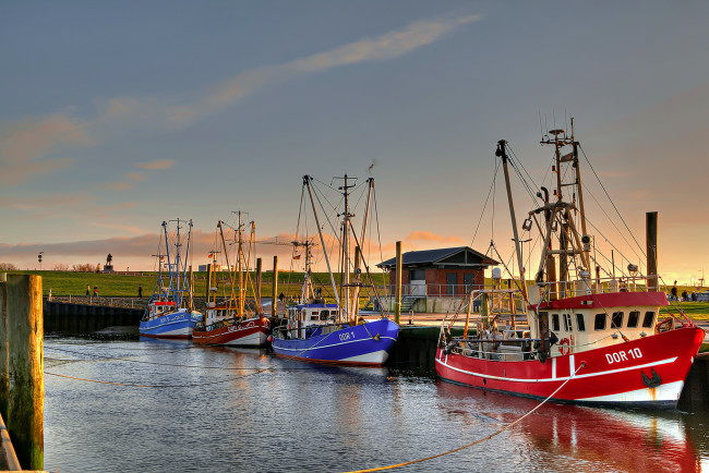 Обои картинки фото корабли, баркасы ,  буксиры, суда, рыболовецкие, причал, канал