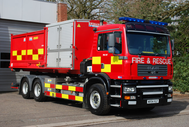 Обои картинки фото автомобили, пожарные машины, спецтехника, пожарный, автомобиль, колеса, дорога, красный