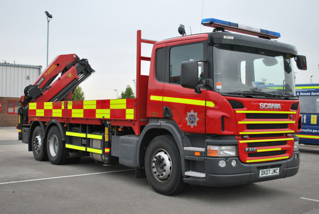 Обои картинки фото автомобили, пожарные машины, спецтехника, пожарный, автомобиль, колеса, дорога, красный