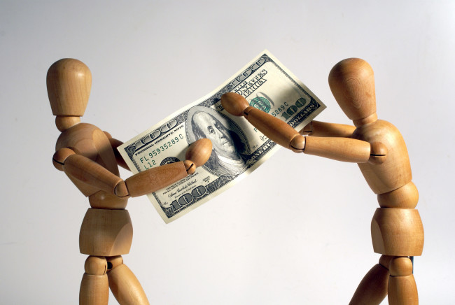 Обои картинки фото разное, золото,  купюры,  монеты, деньги, доллор, держат, деревянные, банкнота, куклы