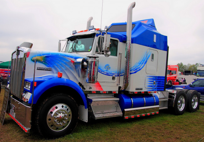 Обои картинки фото kenworth, автомобили, kenworth , выставка, улица, автобусы, truck, company, сша