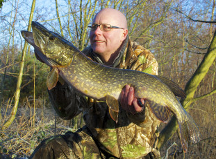 Картинка разное рыбалка +рыбаки +улов +снасти мужчина рыба щука улов