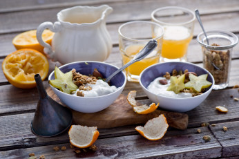 Картинка еда мюсли +хлопья кувшинчик тарелки лейка стаканы сок молоко