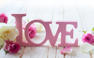 Картинка праздничные день+святого+валентина +сердечки +любовь розы лепестки надпись