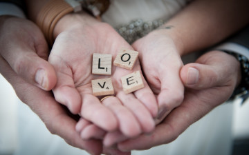 Картинка разное руки настроения парень девушка чувства нежность романтика красиво буквы love любовь влюбленные парочка пара браслет кольцо часы girl man