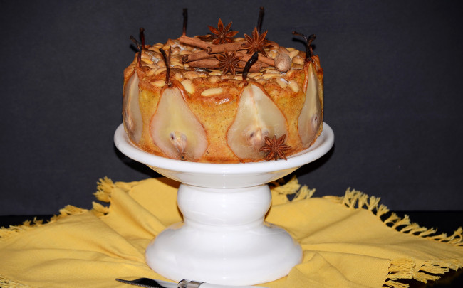 Обои картинки фото еда, пироги, выпечка, ваза, пирог