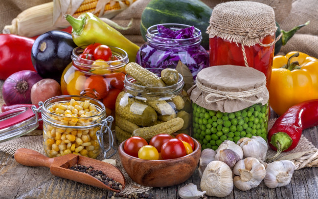 Обои картинки фото еда, консервация, чеснок, горошек, кукуруза, огурцы, помидоры