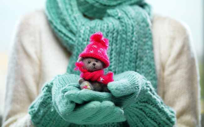 Обои картинки фото разное, игрушки, winter, cute, toy, hands, зима, игрушка, варежки, руки