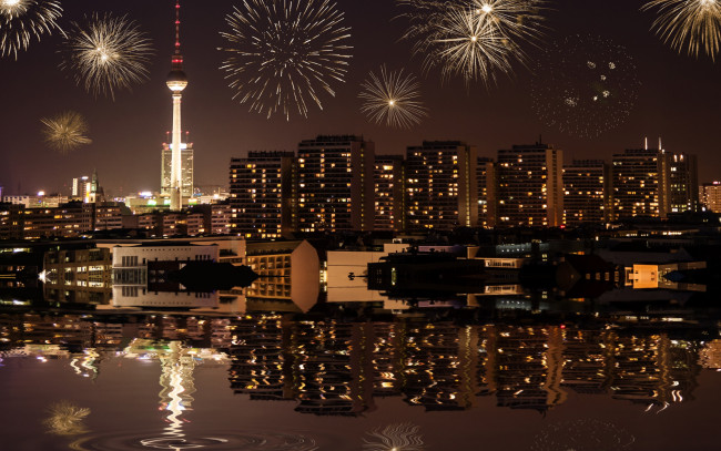 Обои картинки фото разное, салюты,  фейерверки, города, здания, огни, полночь, фейерверки, новый, год