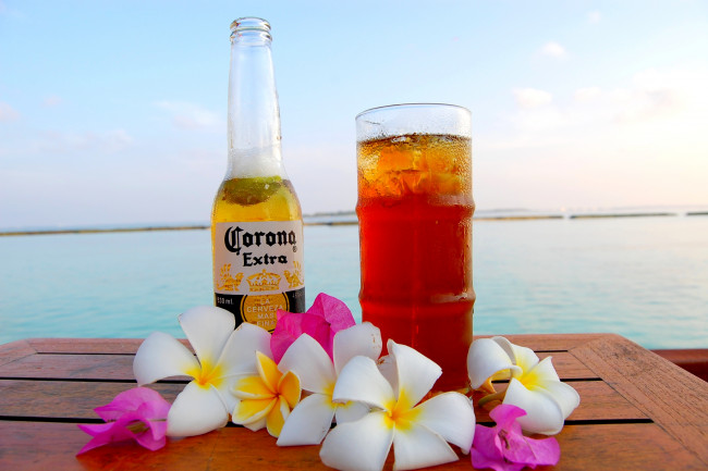 Обои картинки фото бренды, бренды напитков , разное, бокал, пиво, плюмерия