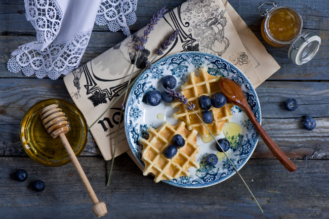 Обои картинки фото еда, пирожные,  кексы,  печенье, мёд, вафли, черника, ягоды, салфетка, баночка, тарелка