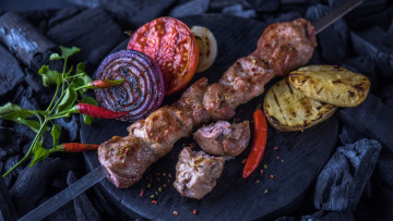 Картинка еда шашлык +барбекю из свинины помидор перец лук