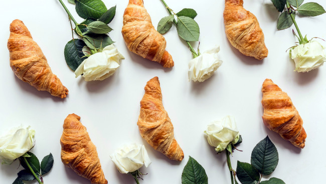 Обои картинки фото еда, хлеб,  выпечка, розы, круассаны