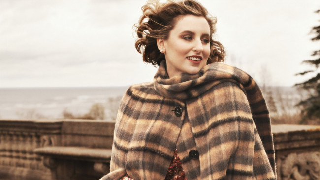 Обои картинки фото michelle dockery, девушки, -unsort , брюнетки, темноволосые, ветер, шатенка, пальто, michelle, dockery