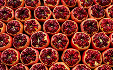 Картинка еда гранат гранаты зерна половинки много