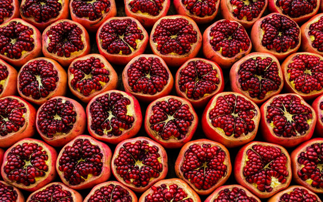 Обои картинки фото еда, гранат, гранаты, зерна, половинки, много