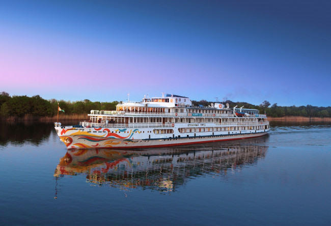 Обои картинки фото теплоход солнечный город, корабли, теплоходы, теплоход, солнечный, город, река, круиз