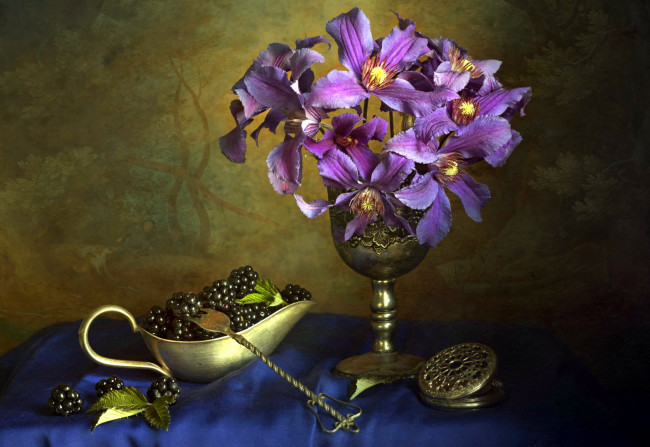 Обои картинки фото еда, ежевика, ягоды, букет, клематисы