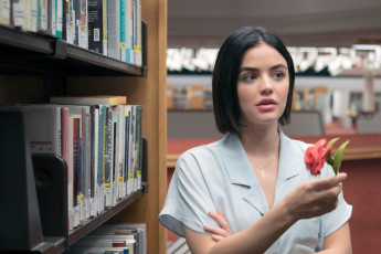 Картинка big+gold+brick+||+2022 кино+фильмы big+gold+brick большой золотой слиток фэнтези комедия люси хейл lucy hale lily