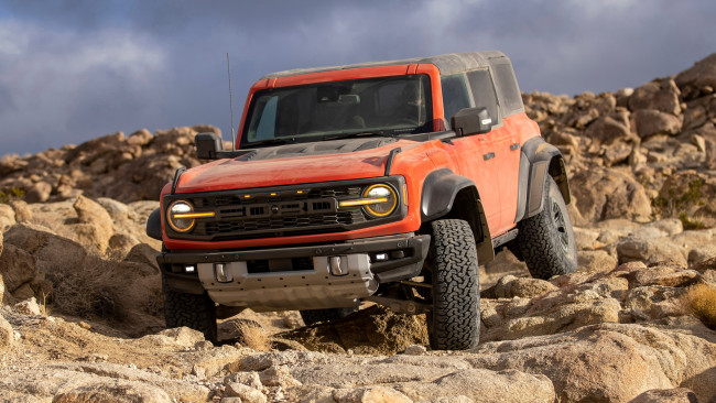 Обои картинки фото 2022 ford bronco raptor, автомобили, ford, bronco, raptor, джип, форд, горы, скалы