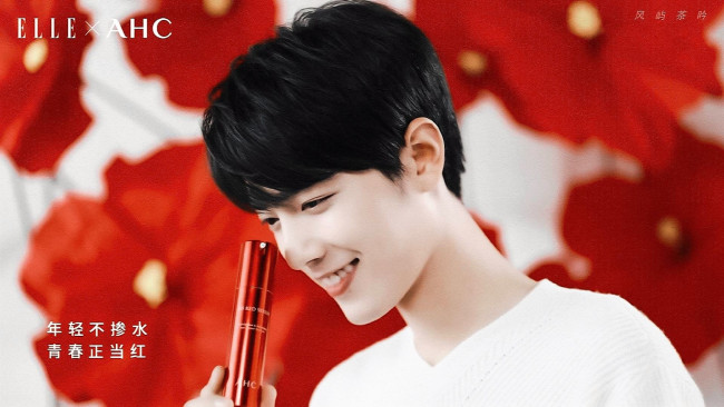 Обои картинки фото мужчины, xiao zhan, лицо, флакон, цветы