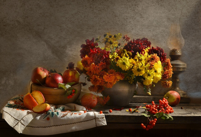 Обои картинки фото еда, яблоки, лампа, букет, рябина, ветка