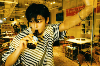 Картинка мужчины hou+ming+hao актер кафе бутылка