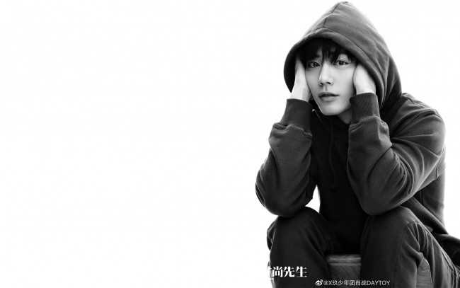 Обои картинки фото мужчины, xiao zhan, актер, толстовка, капюшон