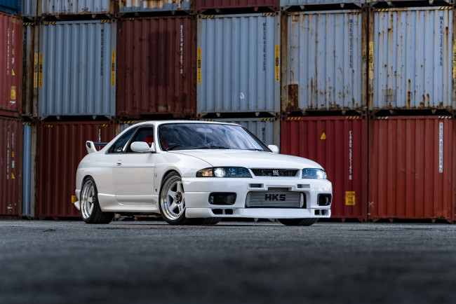 Обои картинки фото автомобили, nissan, datsun, white, skyline, r33, containers