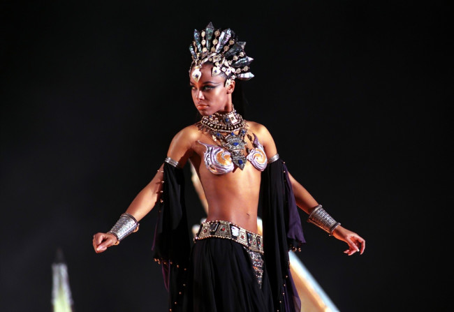 Обои картинки фото кино фильмы, queen of the damned, девушка, наряд