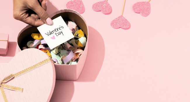 Обои картинки фото праздничные, день святого валентина,  сердечки,  любовь, рука, карточка, коробка, ленты, сердечки