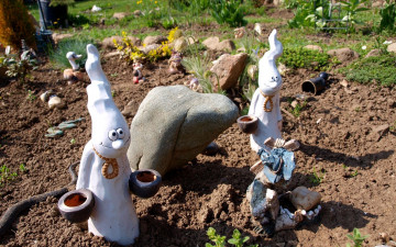 Картинка разное рельефы статуи музейные экспонаты клумба камни смешные фигурки