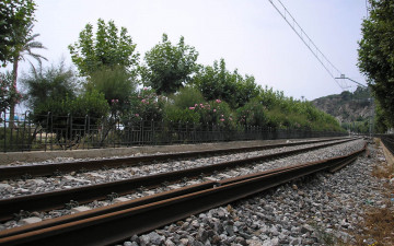 Картинка разное транспортные средства магистрали забор кусты деревья рельсы