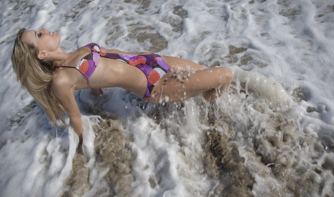 Обои картинки фото Jessica Garcia, девушки, купальник, море, пена