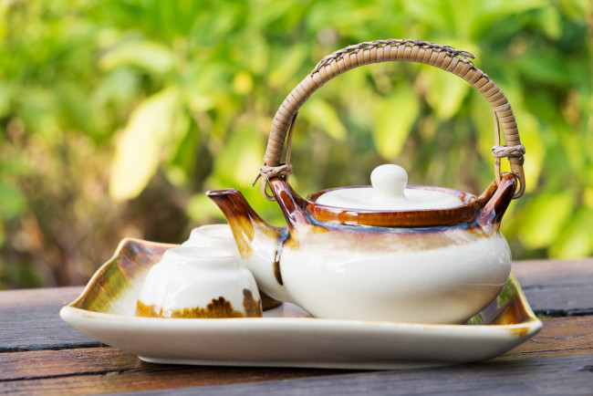 Обои картинки фото разное, посуда,  столовые приборы,  кухонная утварь, зелень, кружка, чайник, поднос