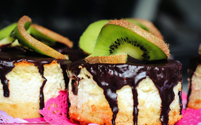 Обои картинки фото еда, пирожные,  кексы,  печенье, киви, глазурь