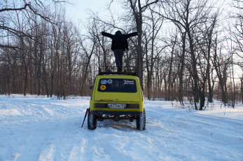 Картинка автомобили -авто+с+девушками нива