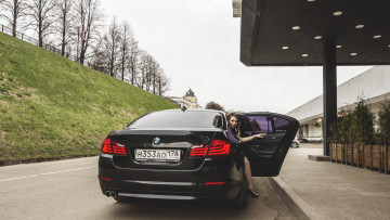 Картинка автомобили -авто+с+девушками bmw