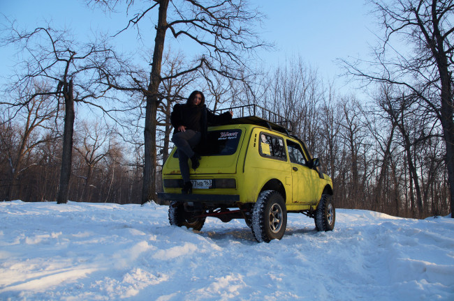 Обои картинки фото автомобили, -авто с девушками, нива