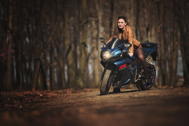 Обои картинки фото мотоциклы, мото с девушкой, мотоцикл, девушка