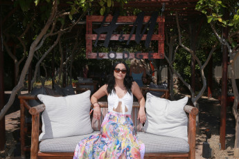 Картинка девушки camila+mendes топ диван подушки очки юбка брюнетка