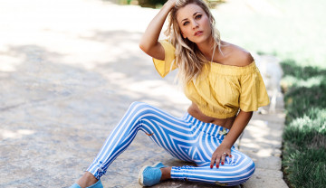 Картинка девушки kaley+cuoco штаны топ блондинка