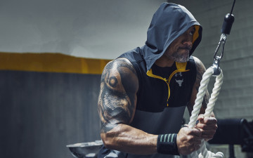 Картинка мужчины dwayne+johnson+ the+rock актер капюшон тату тренажер