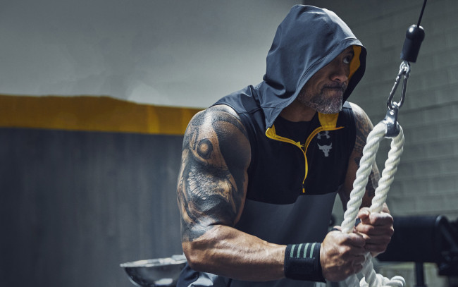 Обои картинки фото мужчины, dwayne johnson , the rock, актер, капюшон, тату, тренажер